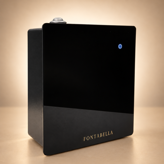 Difusor ultrasónico de Casa Fontabella, tamaño grande, en negro mate con frente de cristal, indicador azul y logotipo dorado.