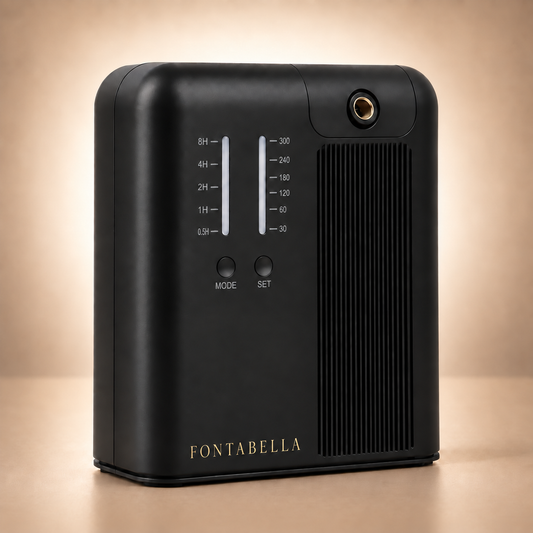 Difusor ultrasónico de Casa Fontabella, tamaño mediano, en negro mate con panel de temporizador e intensidad y logotipo dorado.