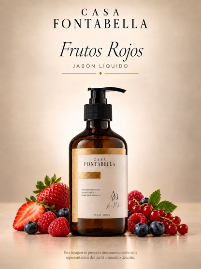 Jabón Frutos Rojos de Casa Fontabella, botella ámbar de 500 ml junto a los elementos de su aroma: Mora, fresa y frambuesa con hoja verde de fondo.