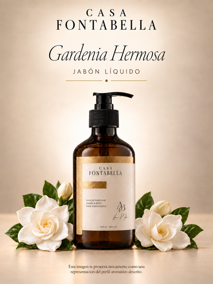 Jabón Gardenia Hermosa de Casa Fontabella, botella ámbar de 500 ml junto a los elementos de su aroma: Gardenia blanca, un toque verde y fondo almizclado.