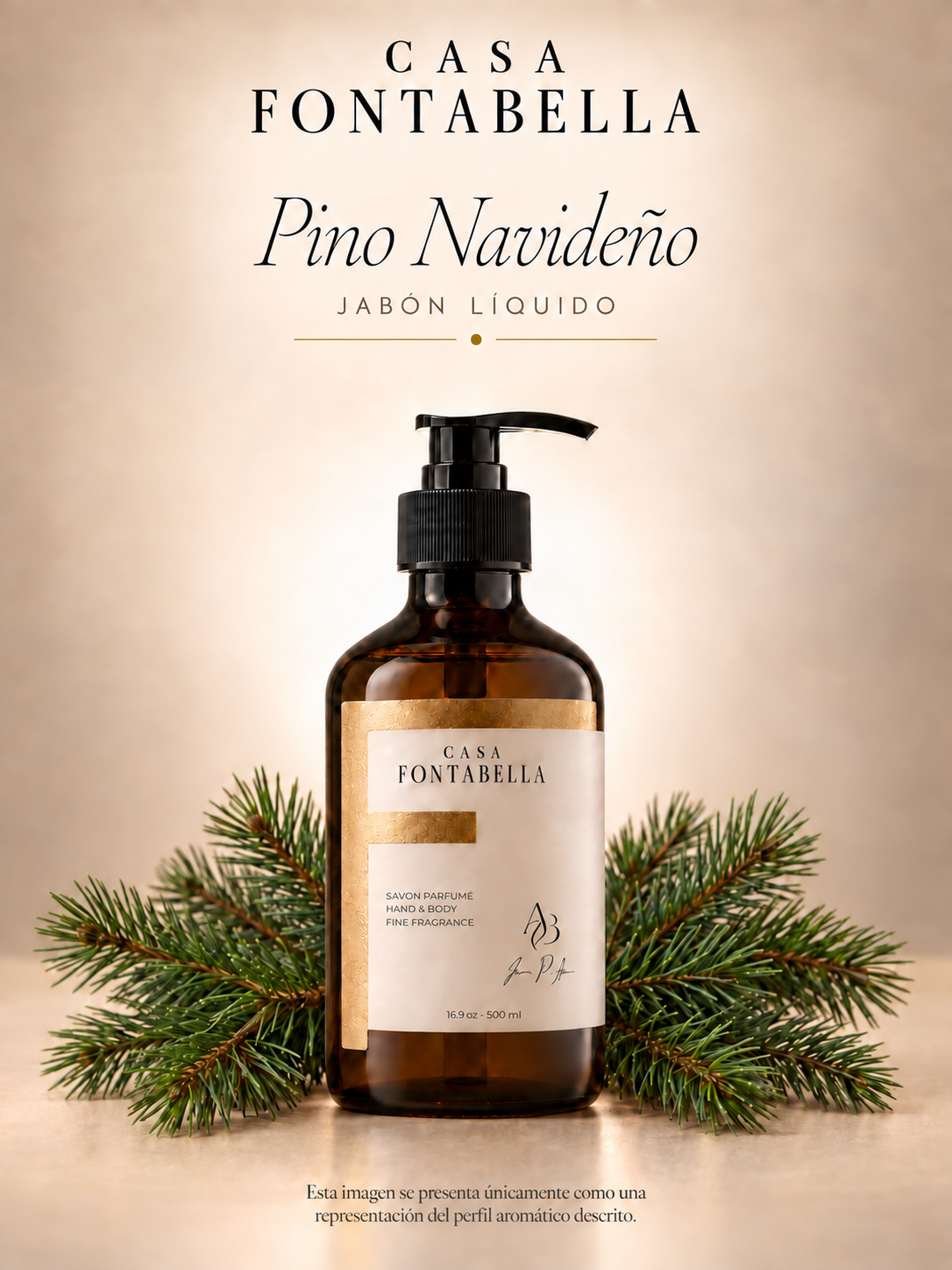 Jabón Pino Navideño de Casa Fontabella, botella ámbar de 500 ml junto a los elementos de su aroma: Pino fresco, un toque de canela y fondo amaderado.