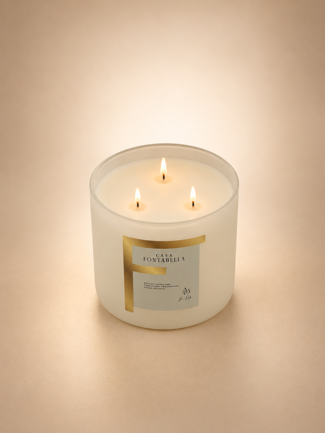 Vela aromática de Casa Fontabella en frasco Mónaco blanco beige, vista de detalle — cera de soya y coco con tres mechas de algodón.