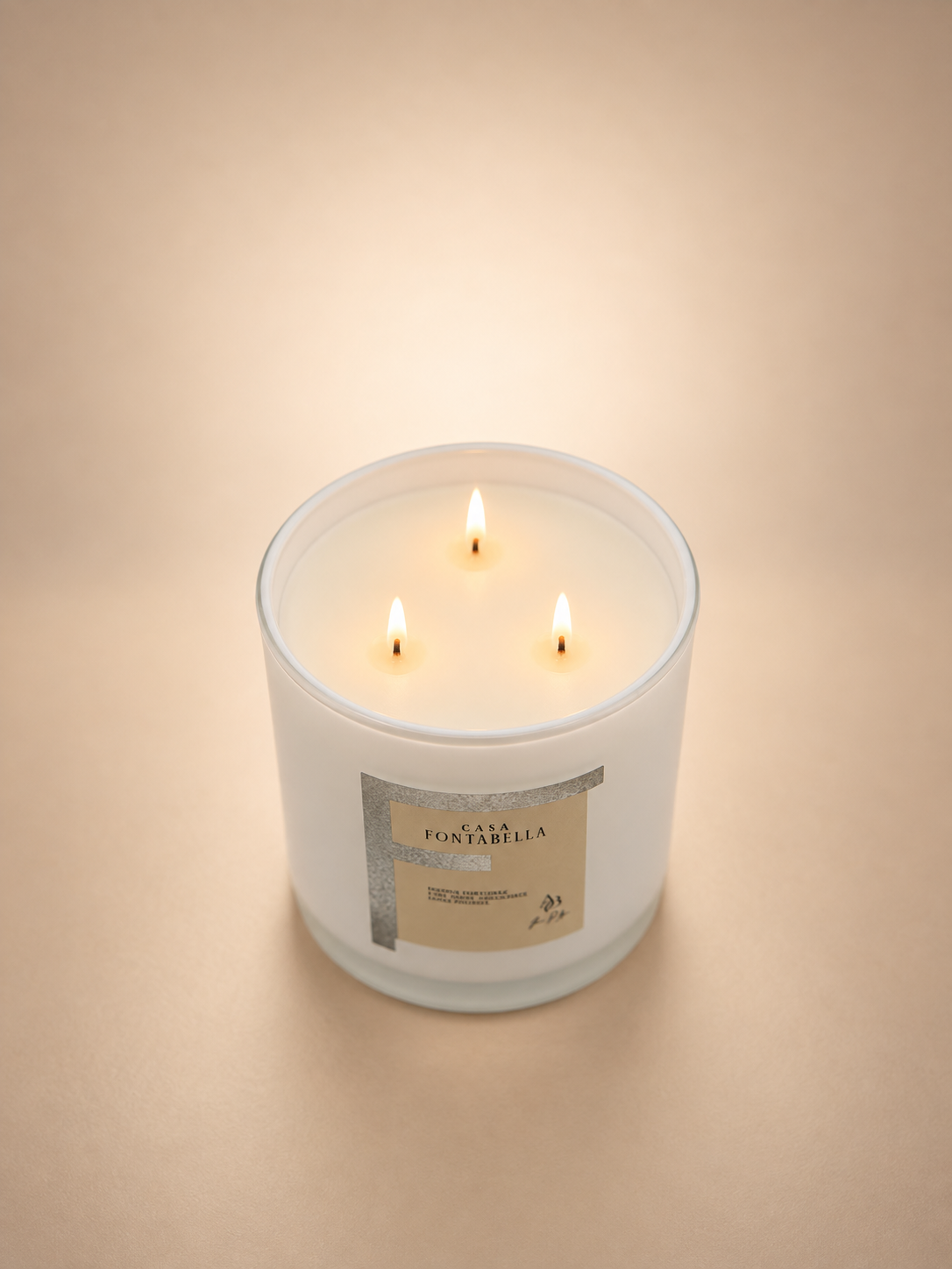 Vela aromática de Casa Fontabella en frasco Mónaco blanco brillante, vista de detalle — cera de soya y coco con tres mechas de algodón.