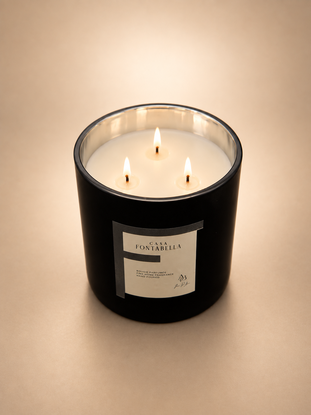 Vela aromática de Casa Fontabella en frasco Mónaco negro mate con detalle plata, vista de detalle — cera de soya y coco con tres mechas de algodón.