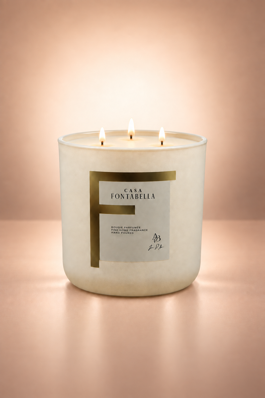 Vela aromática de Casa Fontabella en frasco Valencia beige mate de base redonda, encendida — cera de soya y coco con tres mechas de algodón.