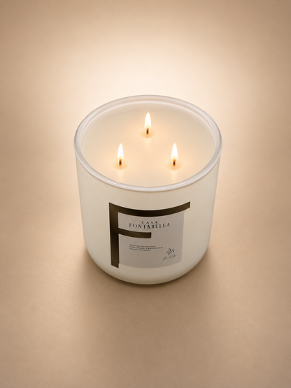 Vela aromática de Casa Fontabella en frasco Valencia beige mate de base redonda, vista de detalle — cera de soya y coco con tres mechas de algodón.